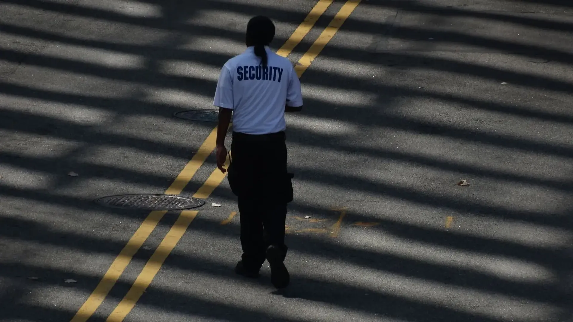 Guardia de seguridad uniformado haciendo una ronda de vigilancia